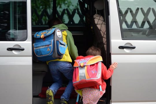 Eltern müssen alle Kinder, die sie im Auto zur Schule bringen, vorschriftsmäßig sichern - auch auf kurzen Strecken.