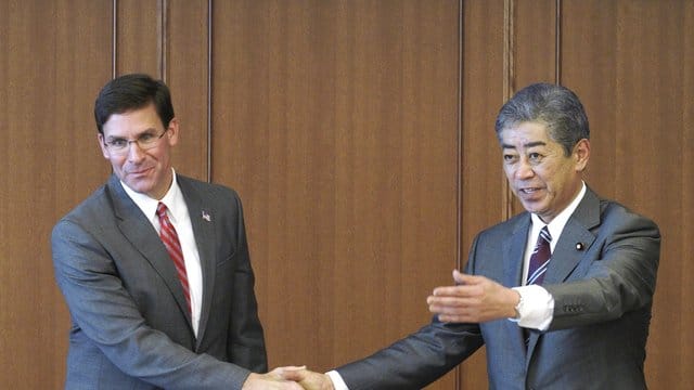 US-Verteidigungsminister Mark Esper (l) mit seinem japanischen Amtskollegen Takeshi Iwaya in Tokio. US-Verteidigungsminister Mark Esper (l) mit seinem japanischen Amtskollegen Takeshi Iwaya in Tokio.