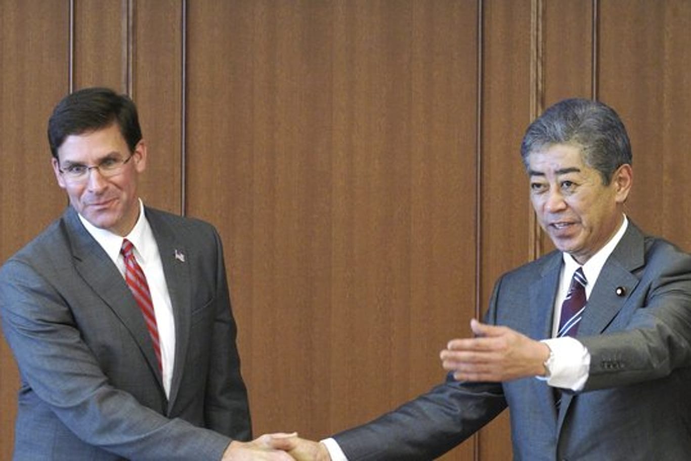 US-Verteidigungsminister Mark Esper (l) mit seinem japanischen Amtskollegen Takeshi Iwaya in Tokio.