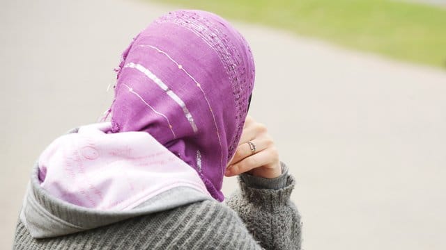 Eine junge Muslimin trägt ein Kopftuch.