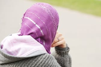 Eine junge Muslimin trägt ein Kopftuch.