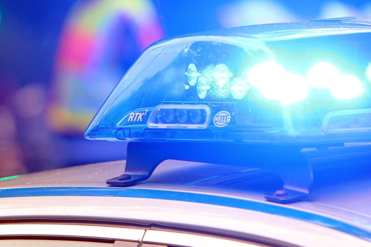 Einsatzwagen der Polizei: In Bremen wurde mitten in der Nacht durch das Fenster eines schlafenden Paares geschossen. Die Polizei ermittelt wegen versuchtem Mord.