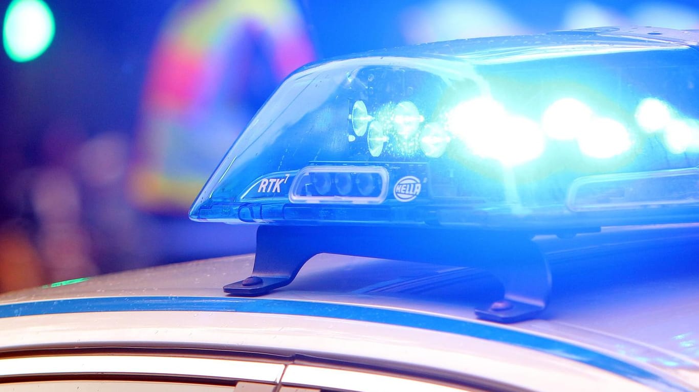 Einsatzwagen der Polizei: In Bremen wurde mitten in der Nacht durch das Fenster eines schlafenden Paares geschossen. Die Polizei ermittelt wegen versuchtem Mord.