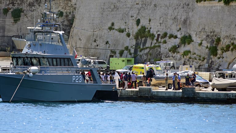 Flüchtlinge von der "Alan Kurdi" betreten Malta: "Lösungen sind möglich."