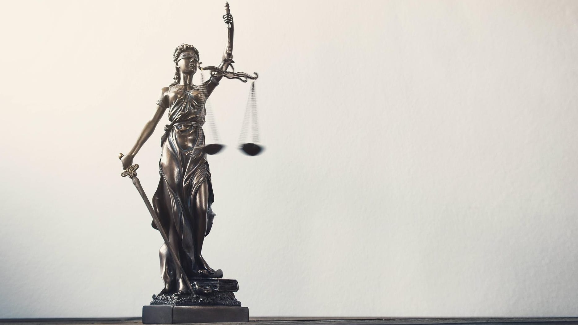 Justitia: Das Landgericht Kempten hat einen Vater zu mehr als 14 Jahren Haft verurteilt – der Mann hatte einen acht Monate alten Säugling umgebracht.