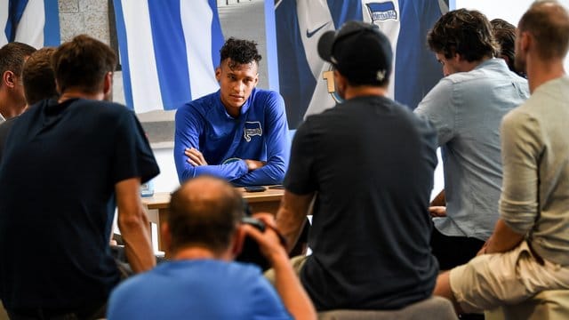 Herthas Davie Selke bei einem Pressetermin in Berlin.