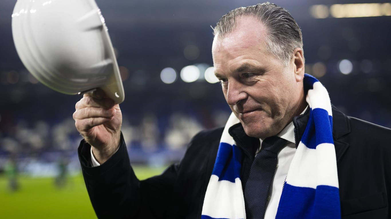 Clemens Tönnies: Schalkes Aufsichtsratsvorsitzender lässt sein Amt nach seiner rassistischen Äußerung für drei Monate ruhen.