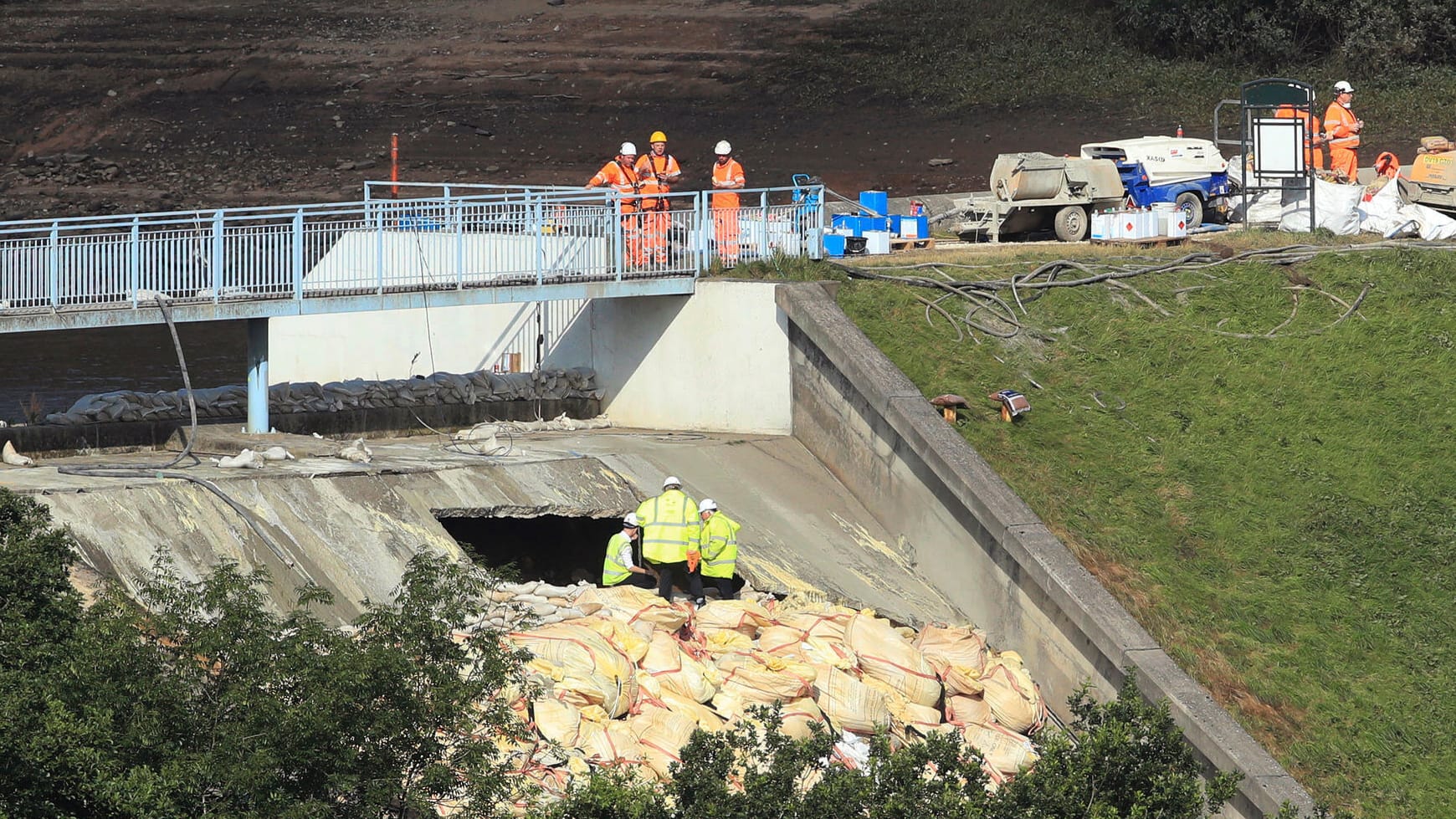 Damm des Toddbrook Reservoir: Arbeiter sichern den Bruch in der Hülle des Dammes ab.