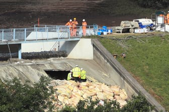 Damm des Toddbrook Reservoir: Arbeiter sichern den Bruch in der Hülle des Dammes ab.