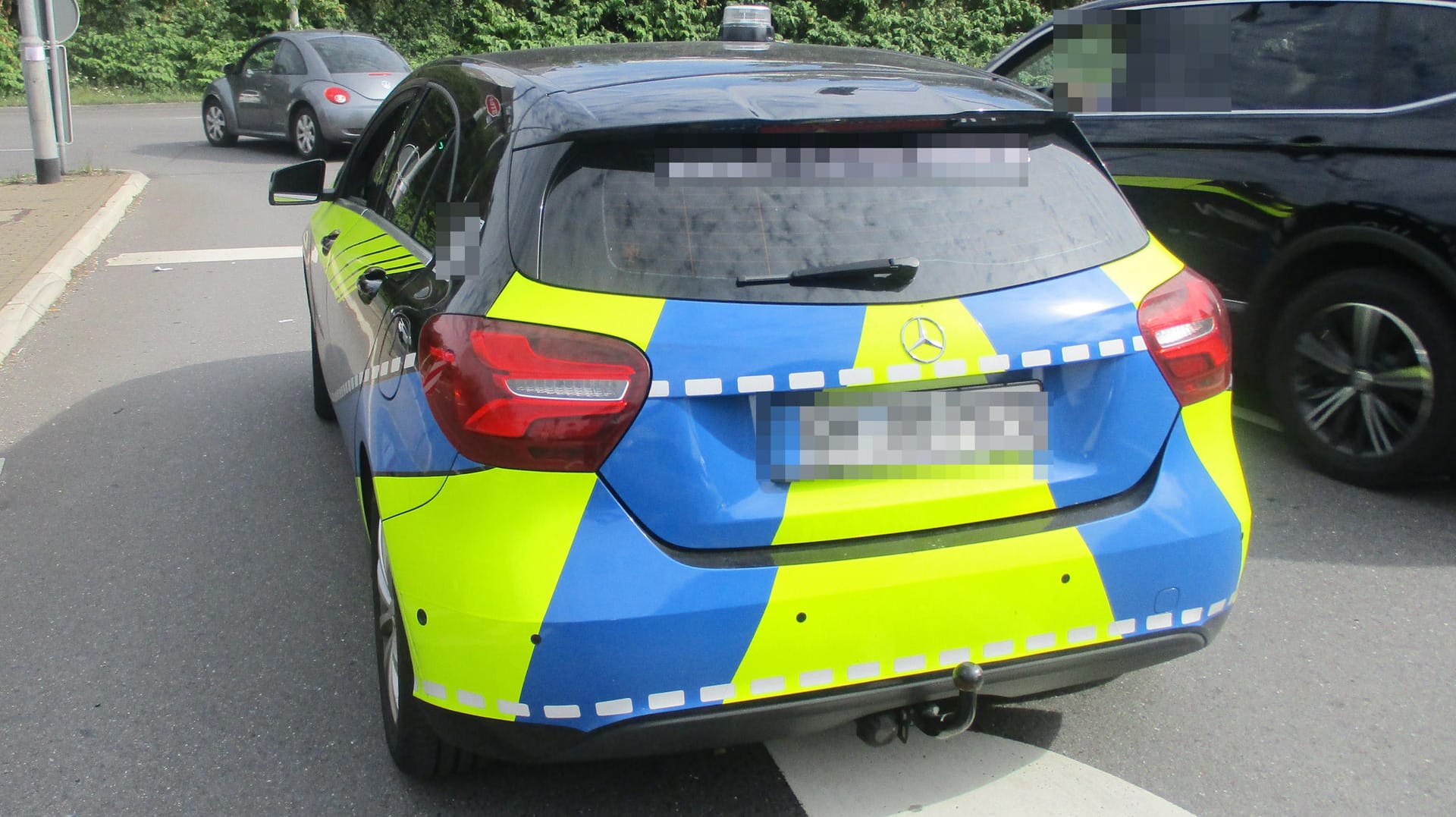 Der mit Folien beklebte falsche Streifenwagen: In dem Auto fand die Polizei Waffen, für die der Fahrer keine Erlaubnis hatte.