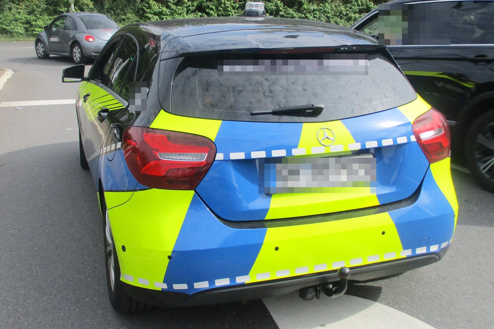Der mit Folien beklebte falsche Streifenwagen: In dem Auto fand die Polizei Waffen, für die der Fahrer keine Erlaubnis hatte.