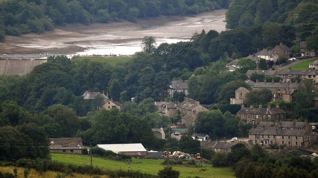 Nach tagelangem Kampf von Einsatzkräften gegen einen drohenden Dammbruch dürfen die Bewohner des nordenglischen Städtchens Whaley Bridge wieder in ihre Häuser zurück.