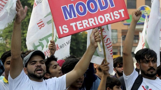 Kritik an Indiens Premierminister: Ein pakistanischer Demonstrant hält bei einer Kundgebung ein Schild in die Höhe. Kritik an Indiens Premierminister: Ein pakistanischer Demonstrant hält bei einer Kundgebung ein Schild in die Höhe.