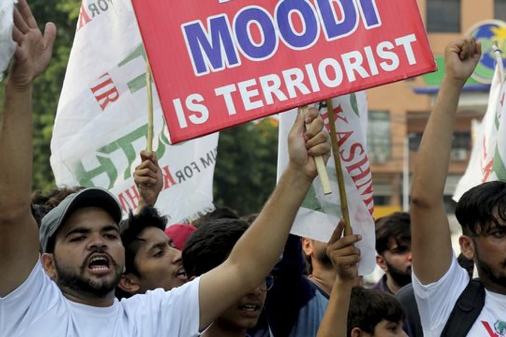 Kritik an Indiens Premierminister: Ein pakistanischer Demonstrant hält bei einer Kundgebung ein Schild in die Höhe.