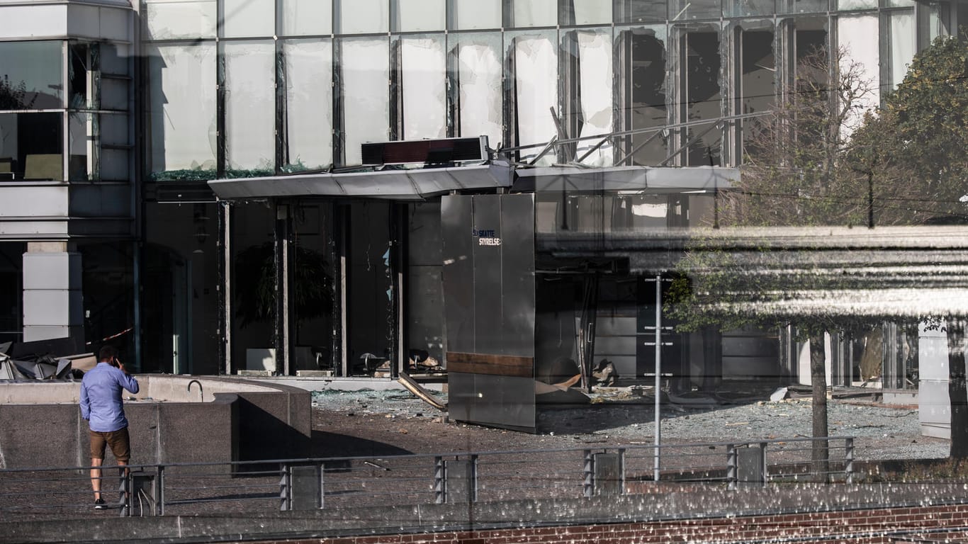 Zerstörter Eingangsbereich der Steuerverwaltung in Kopenhagen: Bei dem Anschlag gab es einen Verletzten.
