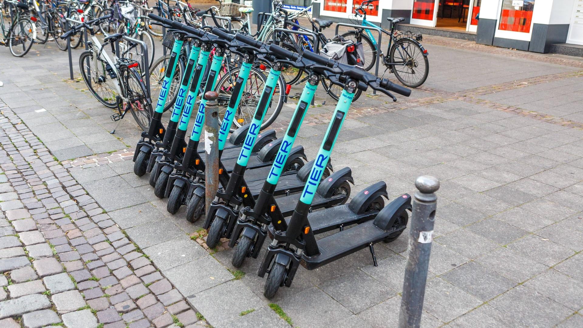 E-Tretroller des Unternehmens "Tier Mobility": Seit Mittwoch rollen die E-Scooter auch in Mainz.