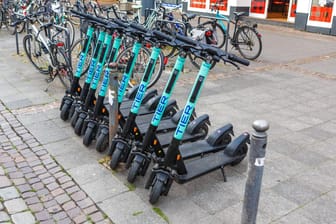 E-Tretroller des Unternehmens "Tier Mobility": Seit Mittwoch rollen die E-Scooter auch in Mainz.