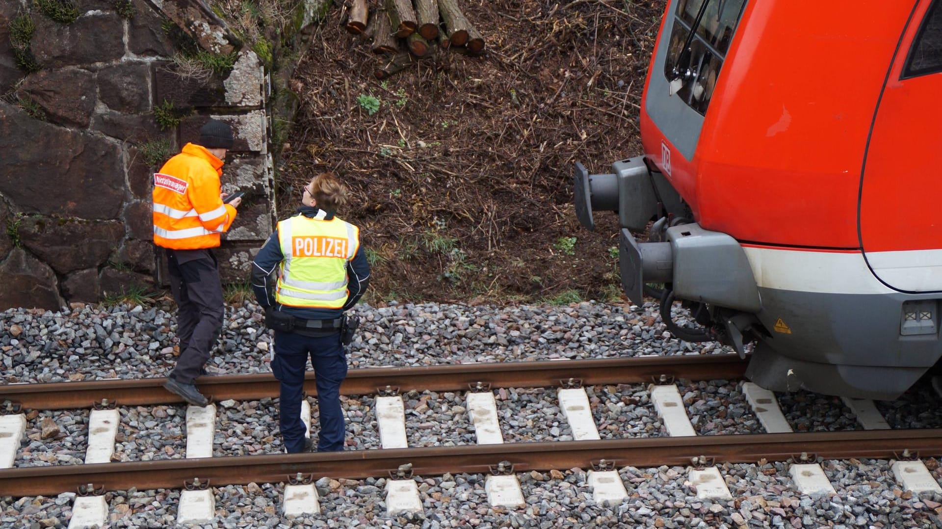 Polizei auf Bahnschienen: Im Bergischen Land ist ein zweijähriges Kind von einem Regionalzug erfasst und schwer verletzt worden. (Symbolbild)