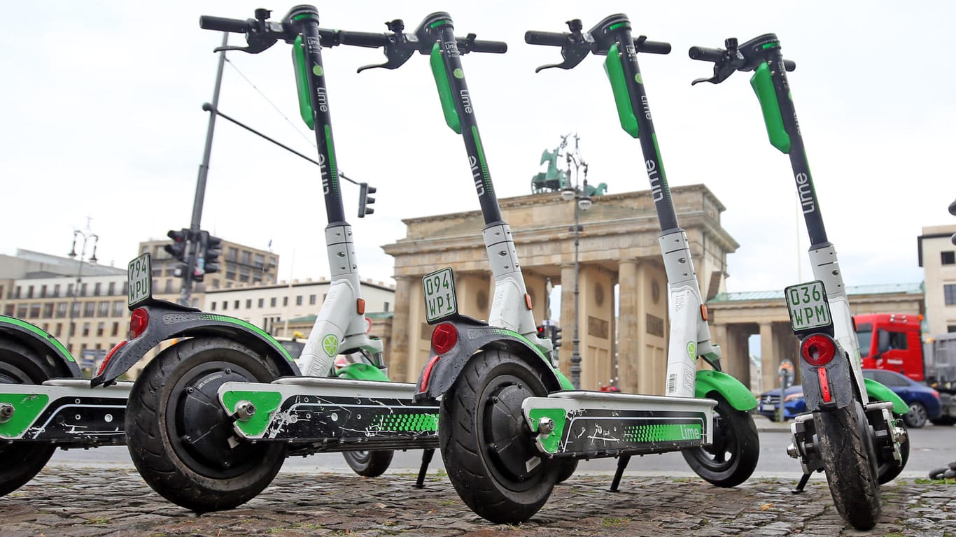 E-Scooter vor dem Brandenburger Tor: Der Senat der Stadt hat mit den Verleihern neue Regeln vereinbart.