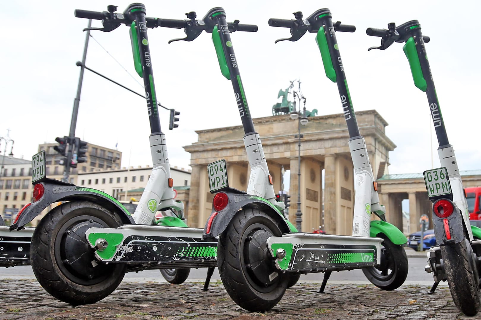 E-Scooter vor dem Brandenburger Tor: Der Senat der Stadt hat mit den Verleihern neue Regeln vereinbart.