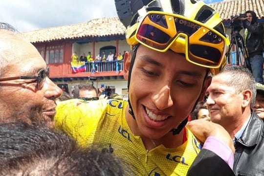 Egan Bernal (M) wird von Anhängern in seiner Heimatstadt Zipaquirá jubelnd empfangen.