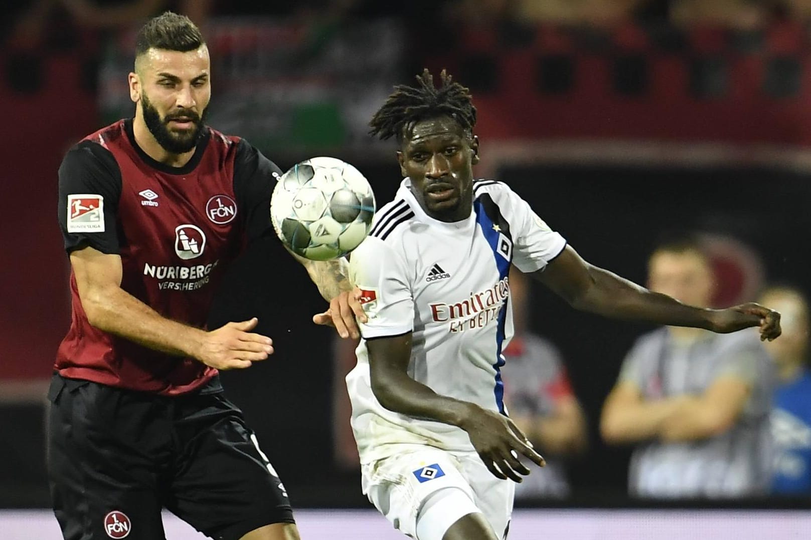 Bakery Jatta (r.) im Zweikampf mit Nürnbergs Mikael Ishak: Hatte der HSV-Profi eine falsche Identität vorgetäuscht?