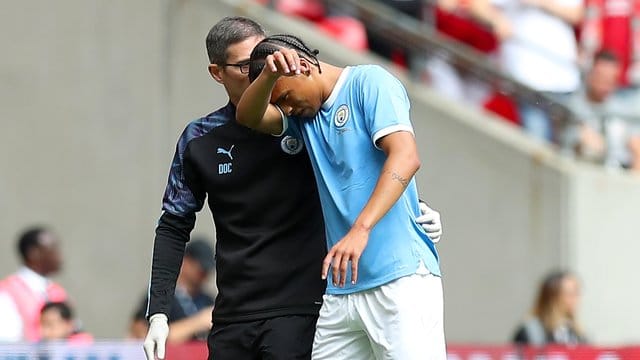 Humpelt nach nur 12 Minuten verletzt vom Spielfeld: Leroy Sané (r) von Manchester United. Humpelt nach nur 12 Minuten verletzt vom Spielfeld: Leroy Sané (r) von Manchester United.