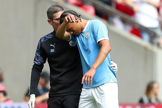 Humpelt nach nur 12 Minuten verletzt vom Spielfeld: Leroy Sané (r) von Manchester United.