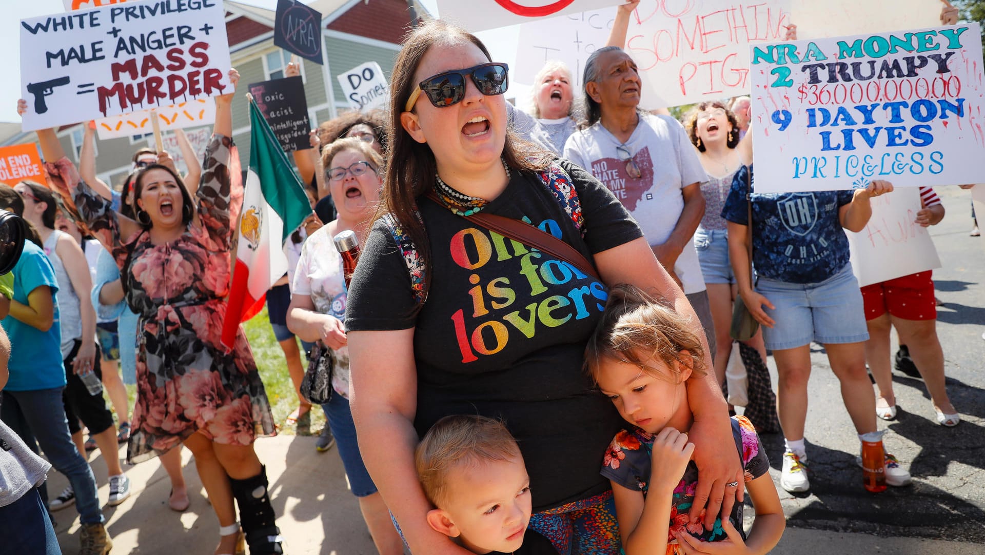 Wut auf den Straßen von Dayton: Demonstranten protestieren gegen den Besuch von US-Präsident Trump und fordern schärfere Wafengesetze.