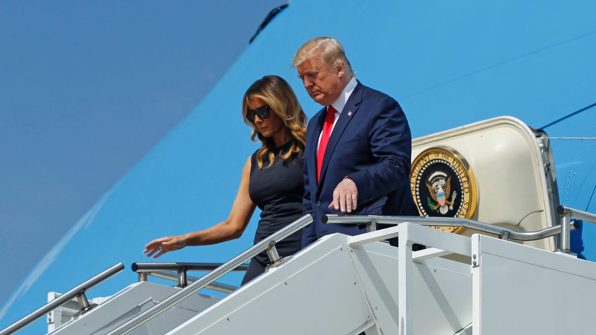 Auf einem Militärflughafen in Dayton: Donald und Melania Trump verlassen die Air Force One.