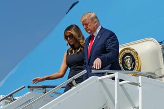Auf einem Militärflughafen in Dayton: Donald und Melania Trump verlassen die Air Force One.