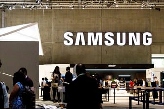 Nach Konzernangaben sind von aktuell 54,3 Millionen aktiv benutzen Smartphones in Deutschland 23,5 Millionen Samsung-Geräte.