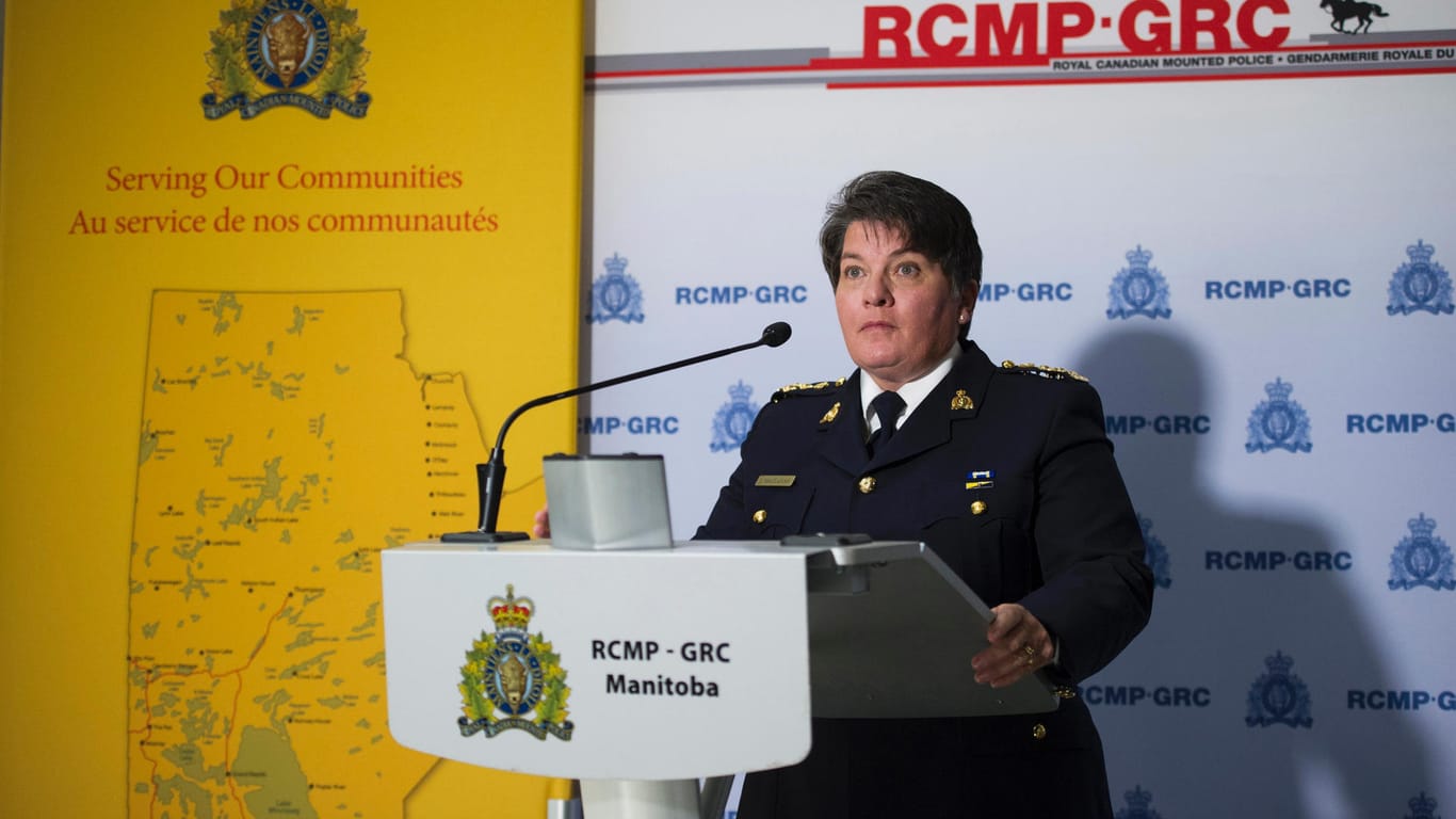 Winnipeg in Kanada: Polizeisprecherin Jane MacLatchy informiert im Fall der gesuchten Teenager die Presse.