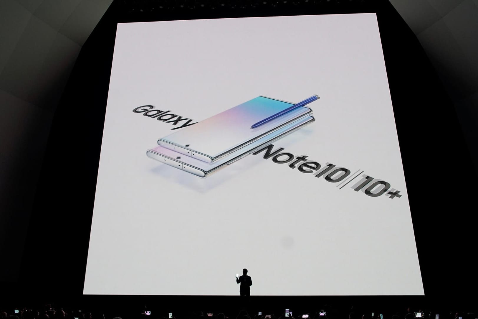 Galaxy-Note-Upgrade: Samsung-Chef Jin Koh stellt in New York die neuen Flaggschiff-Smartphones des Herstellers vor.