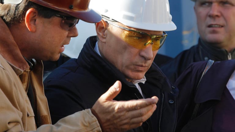 Wladimir Putin beim Besuch des Pipelineverlegeschiffs Solitaire: Die geplanten US-Sanktionen zielen besonders auf die Betreiber der Schiffe ab, die die Rohre in der Ostsee verlegen.