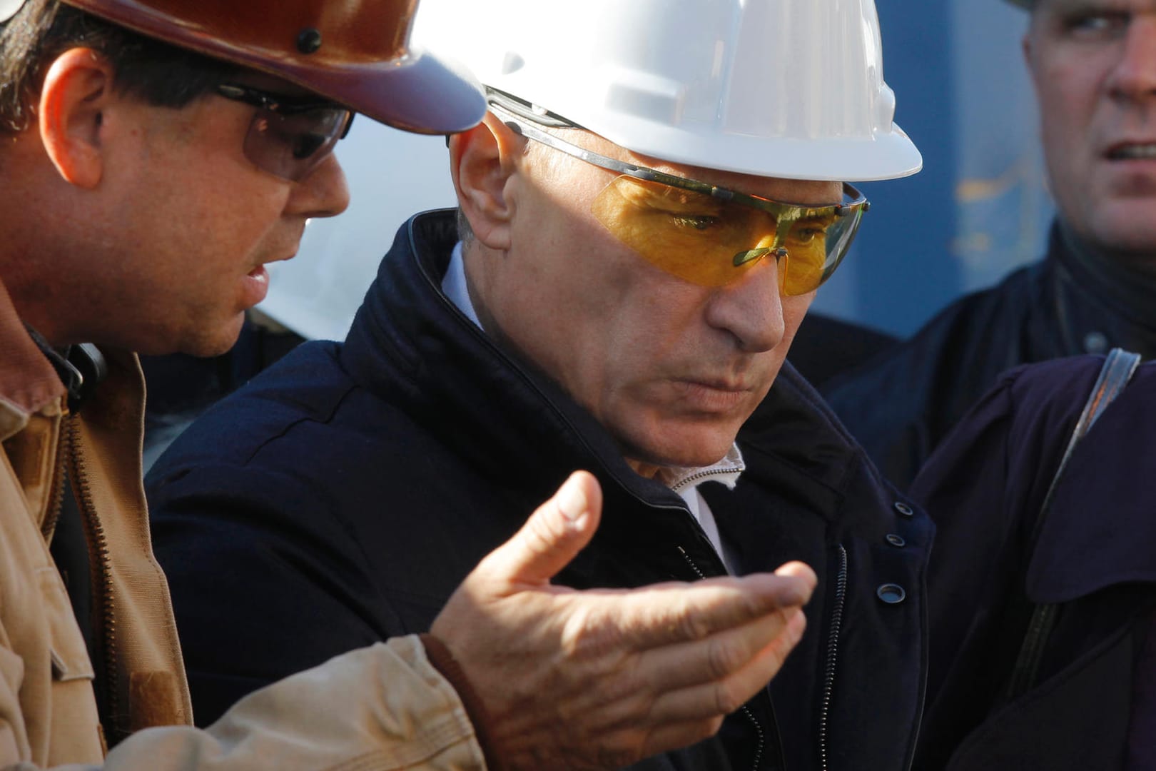 Wladimir Putin beim Besuch des Pipelineverlegeschiffs Solitaire: Die geplanten US-Sanktionen zielen besonders auf die Betreiber der Schiffe ab, die die Rohre in der Ostsee verlegen.