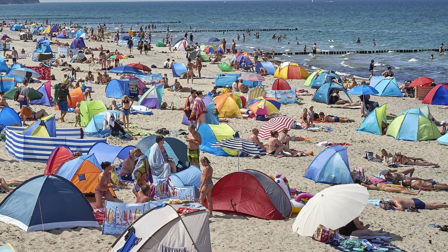 Ostsee-Urlauber: Gesundheitsgefährdende Bakterien in der Ostsee haben diesen Sommer Berichten zufolge ein erstes Todesopfer in Mecklenburg-Vorpommern gefordert.