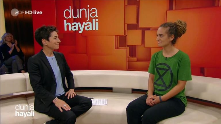 Carola Rackete (l.) mit Dunja Haylali: Die ehemalige "Sea-Watch"-Kapitänin hat im ZDF ihre Talkshow-Premiere gefeiert.