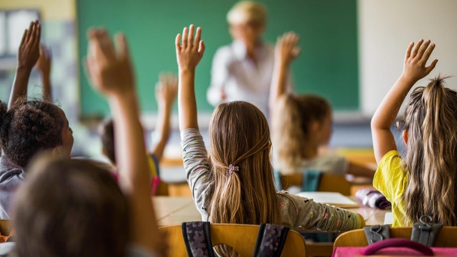 Grundschüler im Unterricht.