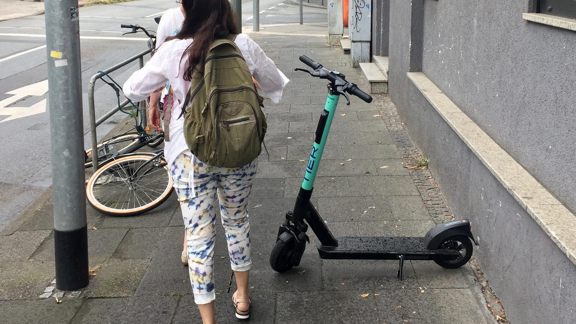 Abgestellter E-Scooter in der Nähe des Frankfurter Hauptbahnhofs.