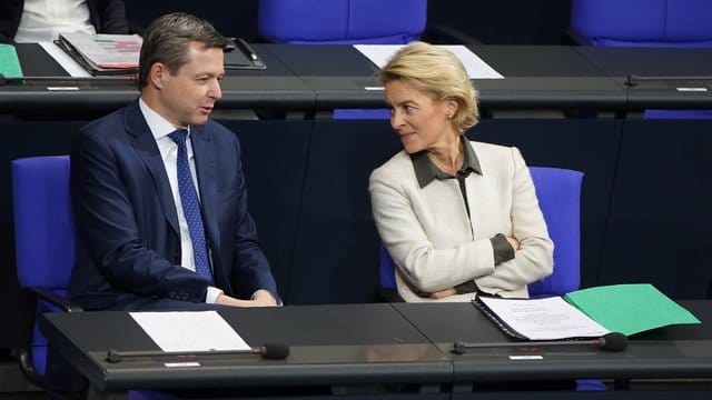 Thomas Silberhorn, Parlamentarischer Staatssekretär im Bundesverteidigungsministerium, und Ursula von der Leyen (CDU), ehemalige Bundesverteidigungsministerin.