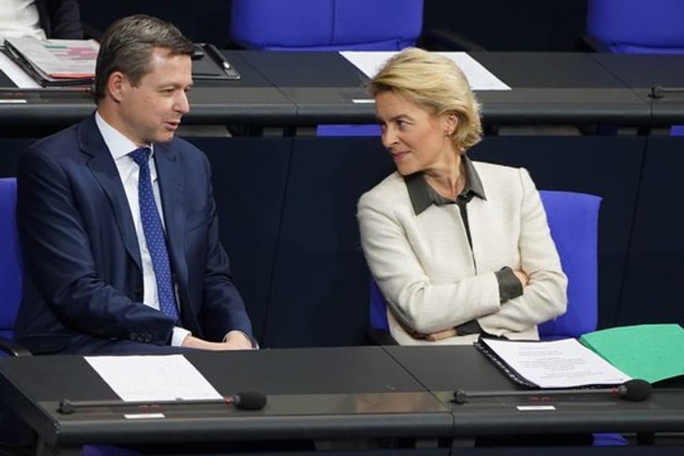 Thomas Silberhorn, Parlamentarischer Staatssekretär im Bundesverteidigungsministerium, und Ursula von der Leyen (CDU), ehemalige Bundesverteidigungsministerin.