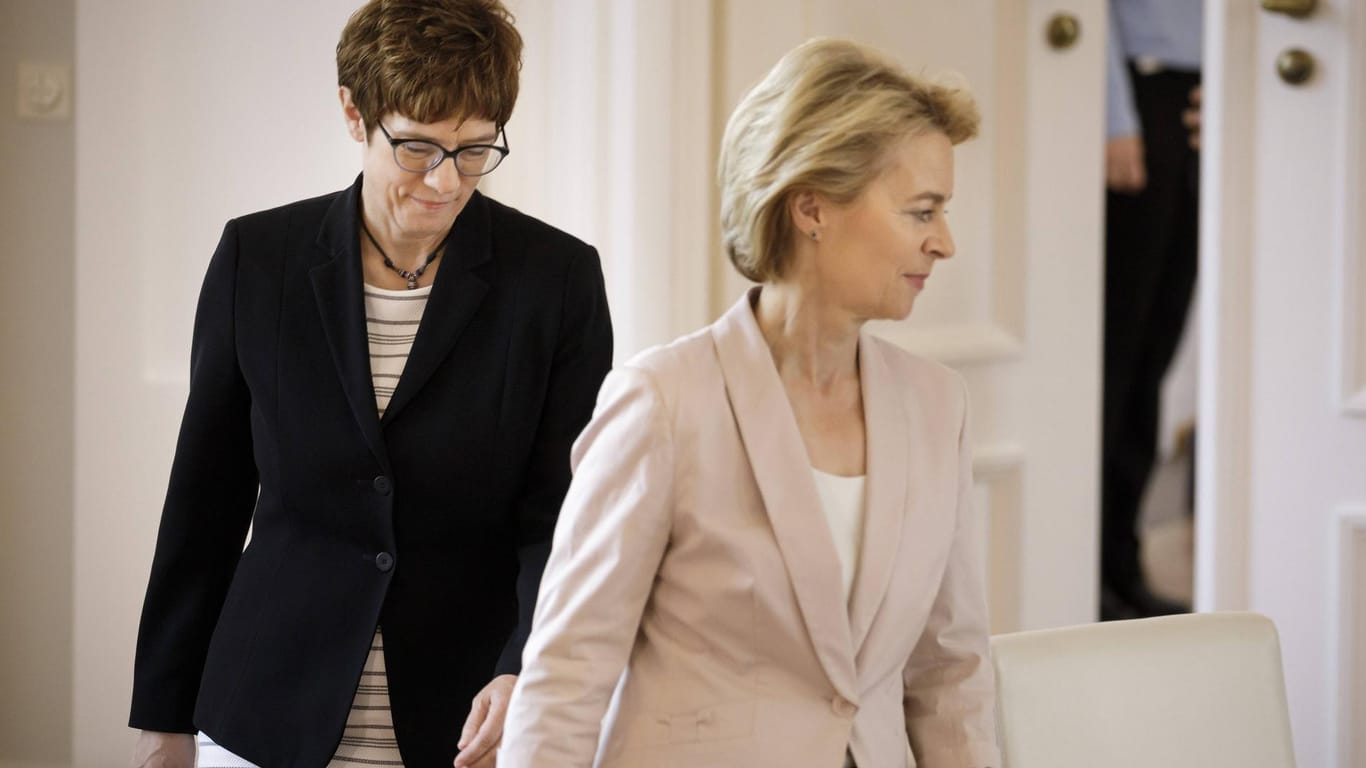 Die amtierende Verteidigungsministerin und ihre Vorgängerin: Annegret Kramp-Karrenbauer und Ursula von der Leyen (beide CDU)