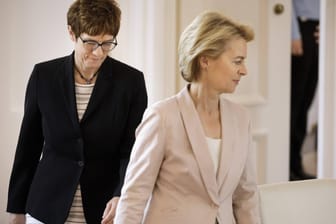 Die amtierende Verteidigungsministerin und ihre Vorgängerin: Annegret Kramp-Karrenbauer und Ursula von der Leyen (beide CDU)