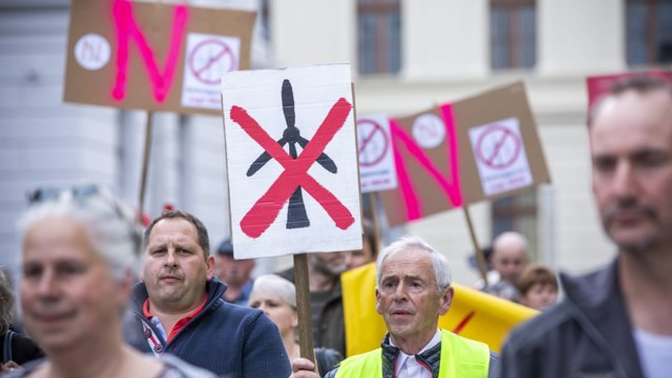 Mehrere hundert Einwohner protestieren in Schwerin gegen den weiteren Ausbau der Windkraft.