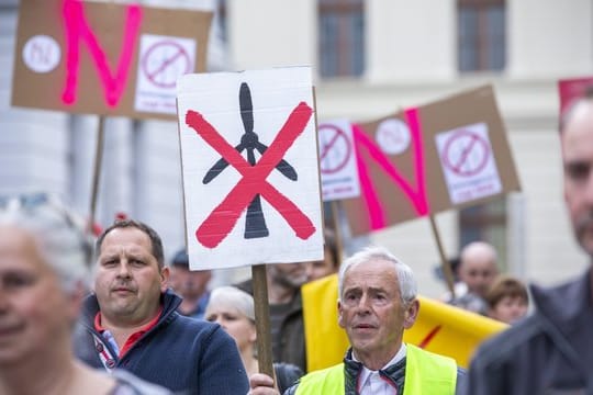 Mehrere hundert Einwohner protestieren in Schwerin gegen den weiteren Ausbau der Windkraft.