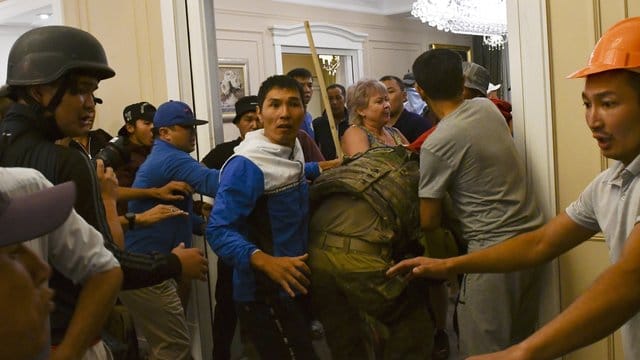 Unterstützer des ehemaligen Präsidenten von Kirgistan stoßen in dessen Haus mit Sicherheitskräften zusammen. Unterstützer des ehemaligen Präsidenten von Kirgistan stoßen in dessen Haus mit Sicherheitskräften zusammen.
