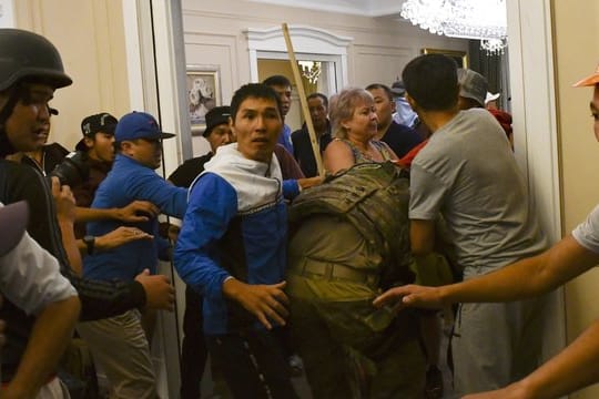 Unterstützer des ehemaligen Präsidenten von Kirgistan stoßen in dessen Haus mit Sicherheitskräften zusammen.