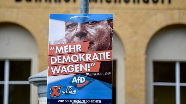 Ein AfD-Plakat mit dem Konterfei Willy Brandts hängt am Bahnhof von Michendorf in Brandenburg.