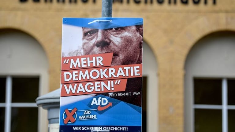 Ein AfD-Plakat mit dem Konterfei Willy Brandts hängt am Bahnhof von Michendorf in Brandenburg.